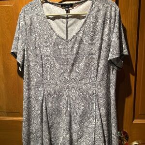 Roz & Ali Black and White Paisley V-Neck Top